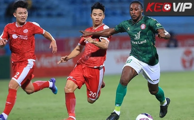 Tuấn Tài trong một tình huống tranh chấp bóng tại V-League